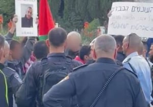 הנפת דגלי פלסטין בהפגנה היום בחיפה