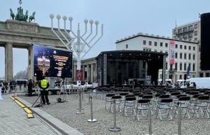 שידור חוזר מברלין: הדלקת נרות חנוכה מול שער הניצחון