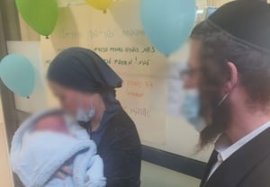 בני הזוג עם התינוק שנולד פג, משתחררים מבית החולים
