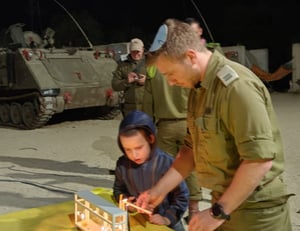 החסידים רקדו עם החיילים; הדלקות יומיות באלפי בניינים