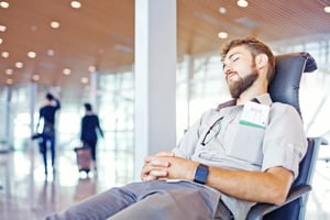 מחזה שגרתי - נוסע מנמנם בשדה התעופה