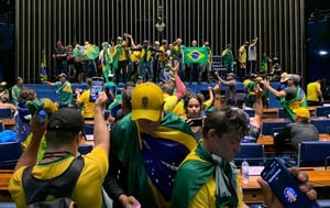 "פרעות קפיטול" בברזיל: אלפי תומכי הנשיא המובס הסתערו על בית משפט העליון והקונגרס