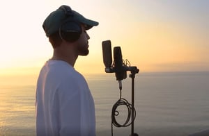 ישי רביבו בביצוע מקפיץ: "הוא אלוקינו"