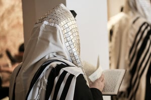יהודי מתפלל בבית הכנסת | ארכיון