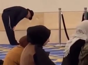 יהודי חרדי נעמד להתפלל מנחה בתוך מסגד מוסלמי | צפו