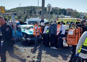 ילד בן 6 וגבר בן 20 נרצחו בפיגוע; מחבל עלה עם רכבו לתחנה - ודרס