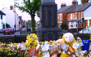 אנדרטה לזכרה של מדלן מקאן בעיירה רותלי - אנגליה