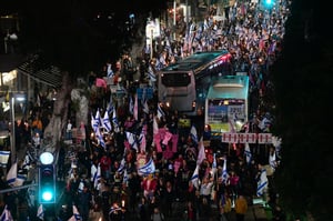 המחאות נגד הרפורמה: 19 נעצרו, בהם שתי מפגינות שנשכו שוטרים