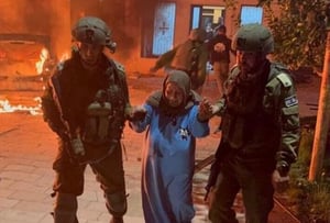 קשישה פלסטינית מופנה בידי כוחות הביטחון