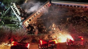 אסון ביוון: שתי רכבות התנגשו והפכו למלכודת מוות