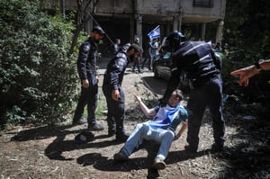 שוטרים עוצרים אנרכיסט בתל אביב
