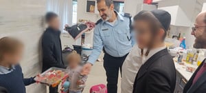 השוטרים חילקו ממתקים וצעצועים ליתומים שביתם נשרף