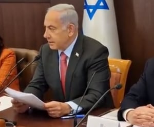 הרשת סוערת: הידיים של נתניהו רעדו בישיבת הממשלה?
