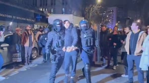 מעל 300 נעצרו - תיעוד מהתנגשות עם כוחות משטרה