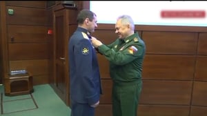 שר ההגנה שויגו מעניק את המדליה לטייס הרוסי