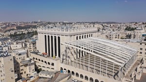 האם כיום בית הכנסת צריך להיות המבנה הגבוה בעיר?