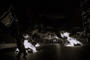 תמונת השבוע: צמיגים בוערים ומפגינים סוערים בנתיבי איילון