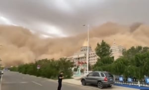 בדקות בודדות: סופת חול מכסה את שמי העיירה הסינית