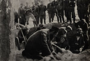 פולין בימי הכיבוש הנאצי | בתמונה: יהודים שהוכרחו על ידי הנאצים לחפור את קבריהם