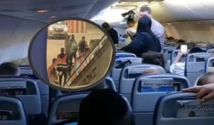 הנוסעים על הטיסה | בעיגול: הנוסע שהורד מהמטוס