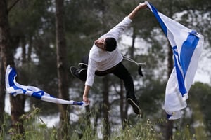 חרדים עם דגלי ישראל | אילוסטרציה