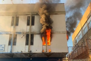שריפה פרצה במבנה "בני עקיבא" בבני ברק | תיעוד