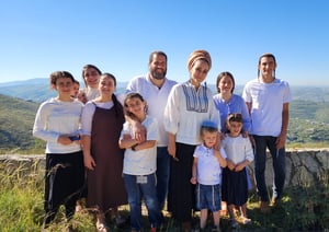 ח"כ לימור סון הר מלך ומשפחתה על חורבות ביתם בחומש