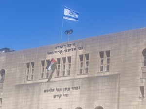 'מחבל' מניף את דגל פלסטין בישיבת פוניבז'