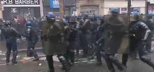שוטרים בהפגנה בצרפת