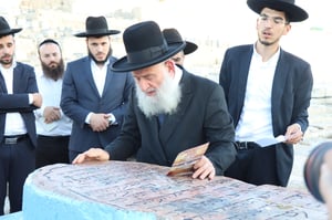 הרב ראובן אלבז בתפילות בציון הרשב"י