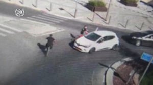 נערים ערבים תלשו דגלי ישראל מרכבים חולפים ונעצרו מיידית