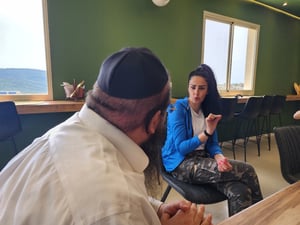 חוקר הקבלה והמיסטיקה היהודית הרה"ג חיים פוקס בשיחה עם הגברת סוהיר איברהים בכפר סאג'ור