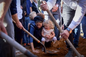 אלמנתו של מאיר תמרי הי"ד פרצה בבכי: "במקום יום הולדת אנחנו קוברים אותך"