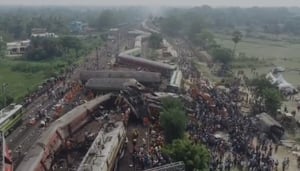 אסון שלא היה כמותו עשורים: מאות נהרגו בתאונת רכבת בהודו 