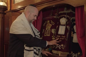 יו״ר הכנסת פתח את ביקורו במרוקו בבית הכנסת בו התפלל אביו