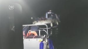 במהלך הלילה: שוטרים חילצו אנשים שהיו במצוקה בלב ים