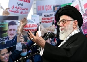 מימין: מנהיג איראן