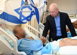 גלנט בביקור אצל פצועי ג'נין: "נגיע לכל מקום, כל האפשרויות על השולחן"