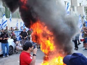 מאות מפגינים מול ביתו של שר המשפטים: "יריב העם"