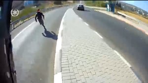 רוכב אופנוע ניסה להימלט, התנגש ברכב ונעצר • צפו במרדף