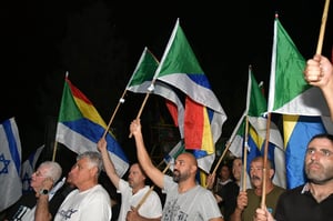 הפגנה בהפתעה: אלפים הגיעו לביתו של יואב גלנט | צפו