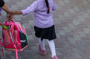 ילדה בדרך לבית הספר | אילוסטרציה