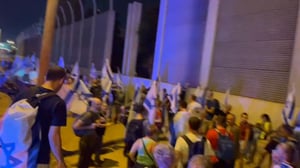 עשרות מפגינים יצאו לצעדה - מתל אביב לירושלים