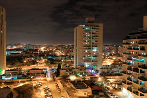 העיר אשדוד, בלילה