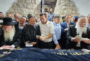 מפכ"ל המשטרה ביקר בקבר יוסף: "למען אחדות עם ישראל"