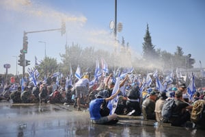 כאוס מחוץ לכנסת: 6 מפגינים נעצרו | האופוזיציה תחרים את ההצבעה בקריאה שלישית