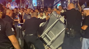 האנרכיה בתל אביב: כך נפצעו 14 קצינים ושוטרים במהלך התפרעויות המפגינים