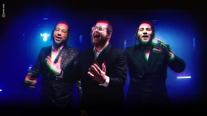 יוסי פריד, מנדי וייס ושמוליק קליין בסינגל קליפ אנרגטי: "אויבען אראפ" 