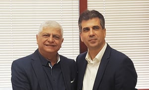 בני כשריאל (משמאל) לצד שר החוץ אלי כהן