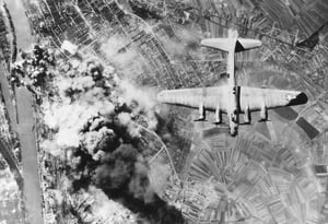 מטוס אמריקאי מטיל פצצות במלחמת העולם השנייה 